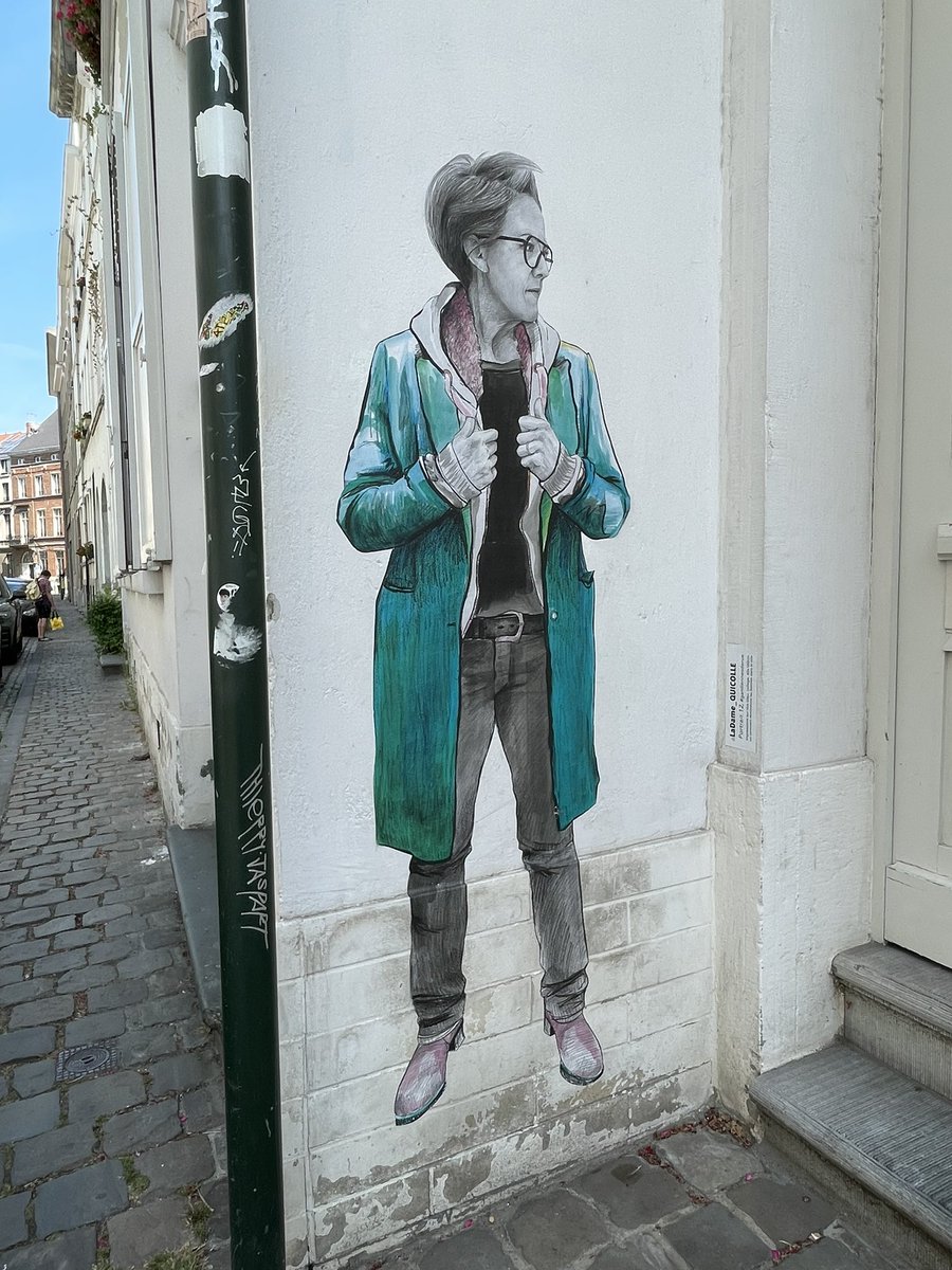 vudansmarue's tweet photo. La dame qui colle…. StreetArt militant à #Bruxelles https://t.co/yLPb56xUH1