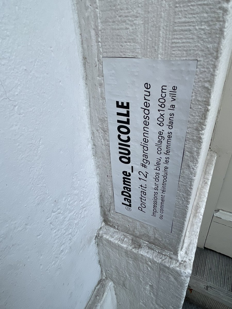 La dame qui colle…. StreetArt militant à #Bruxelles