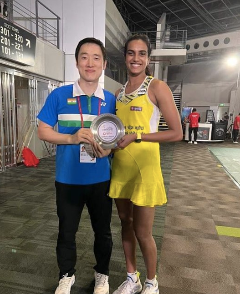 utkarshbhadaur4's tweet photo. 🥇🏸 TAKE A BOW, CHAMPION! PV Sindhu defeated Wang Zhi Yi in the final to win the #SingaporeOpen2022. This is her first Super 500 trophy!

#PVSindhu #SingaporeOpen2022 #SingaporeOpenSuper500 #BWF #BadmintonIndia #TeamIndia #india https://t.co/mR7q5uAqUg