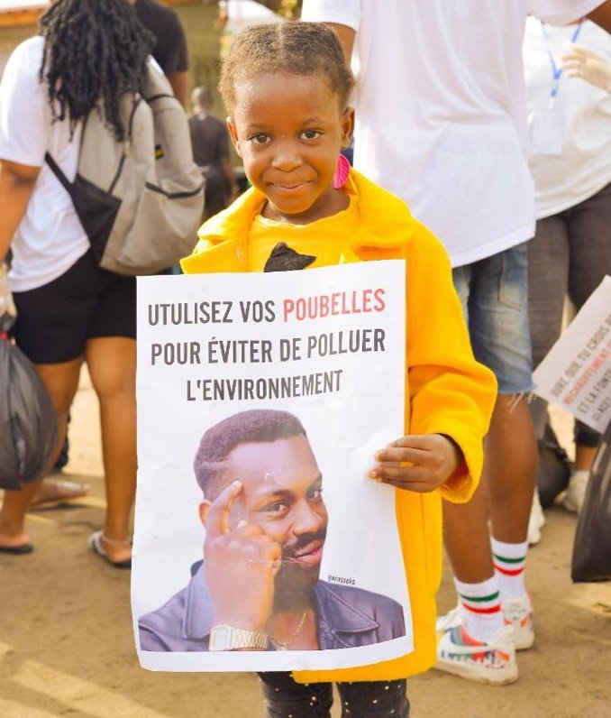 anas_seko229's tweet photo. Ma chérie @luxialesoleilB vous souhaite un excellent dimanche avec les pancartes meme de sensibilisation. 🫣
C'était à la campagne de sensibilisation avec le collège Notre Dame des Apôtres à Gbegamey. C'etait Juicy 🫶
Alors, vous kiffez ?
#AnasSeko #Csnda #MisterJuicy https://t.co/AJpMANIwwl