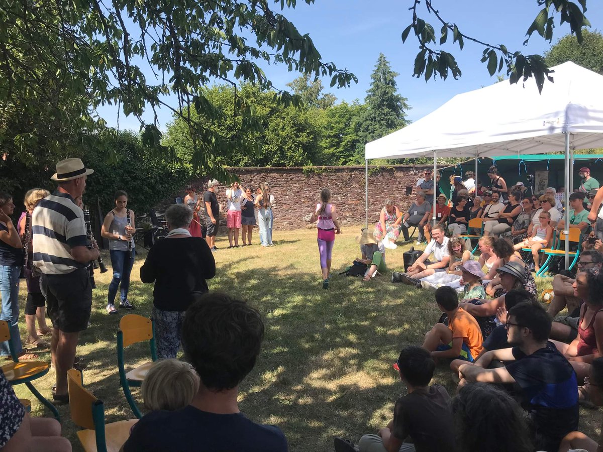 ValerieTabart's tweet photo. Belle soirée hier soir aux assemblées gallèses à #concoret. De nombreux acteurs associatifs ( @InstitutduGalo, @bertegngalezz, @ChubriGalo, Dastum...), un public nombreux avec beaucoup de jeunes. Belle vitalité du #Gallo et forte convivialité de l'évènement. Bravo! https://t.co/IL9nciILzw