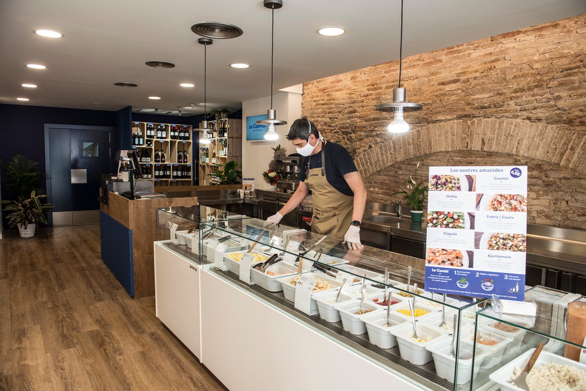 AVSantAndreuSud's tweet photo. Moltes felicitats als tres restaurants nominats als #PremisRestauració de @BCN_Comerc del districte de #SantAndreu !

👉🏼 @LComtal en la categoria #QualitatGastronòmica
👉🏼 @VersallesStAndr en la categoría #IntegracióAlBarri
👉🏼 #TocaTeca en la categoria #LocalInnovador https://t.co/ohEwInoSBc