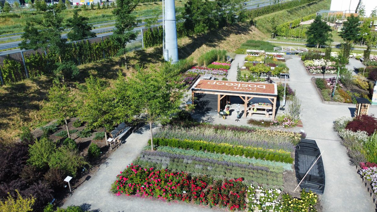 “ Het gaat super. Heel druk en veel enthousiaste mensen.” Reactie van organisator Sonja De Jong op het themaweekend From Boskoop with love op Floriade. En hele mooie Dronebeelden van de inzending. #FloriadeExpo2022 #boskoop