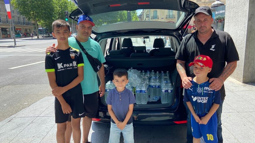 Deux Amiénois distribuent de l'eau aux sans-domicile fixe pour les aider à supporter la chaleur.
➡️ l.francebleu.fr/KuVG