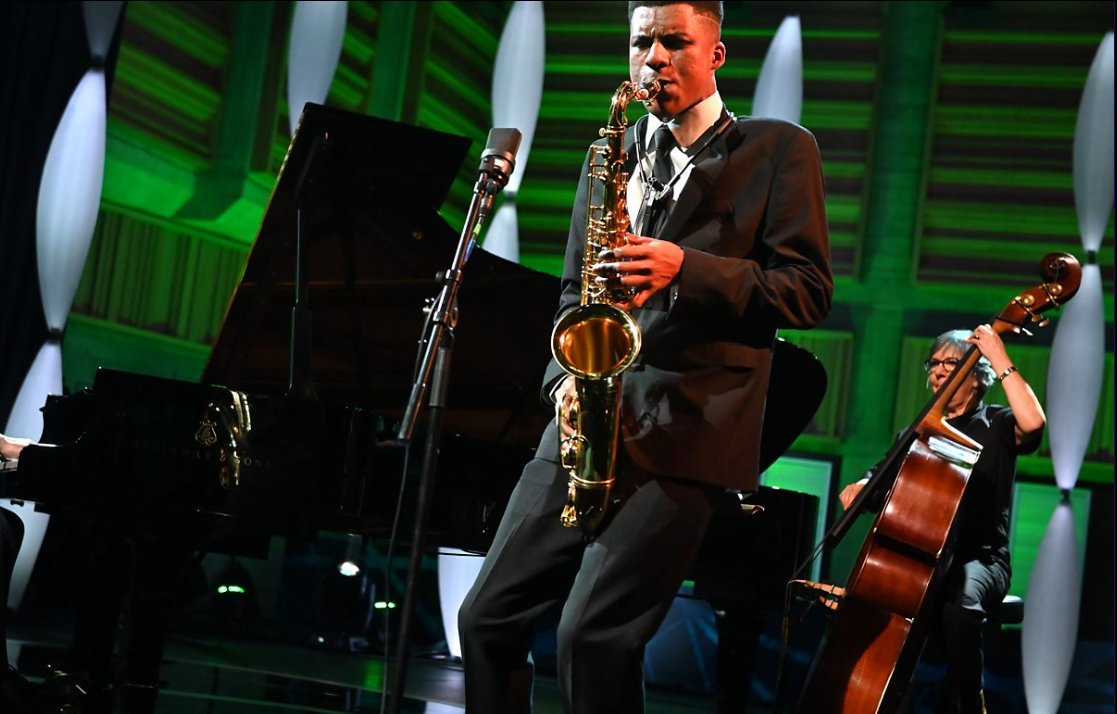 BBCYoungMus's tweet photo. Xhosa Cole stole the show in 2018, playing with @GwilymSimcock @PaulaGardiner4 and Asaf Sirkis

📢 BBC Young JAZZ Musician 2022
💻 APPLY NOW https://t.co/1GZabdyJNn

🥁🎷🎸🪕
Open to any style of jazz, on any instrument incl voice! 
Closes 22 July #bbcyoungjazzmusician https://t.co/xtcbcsAtW7