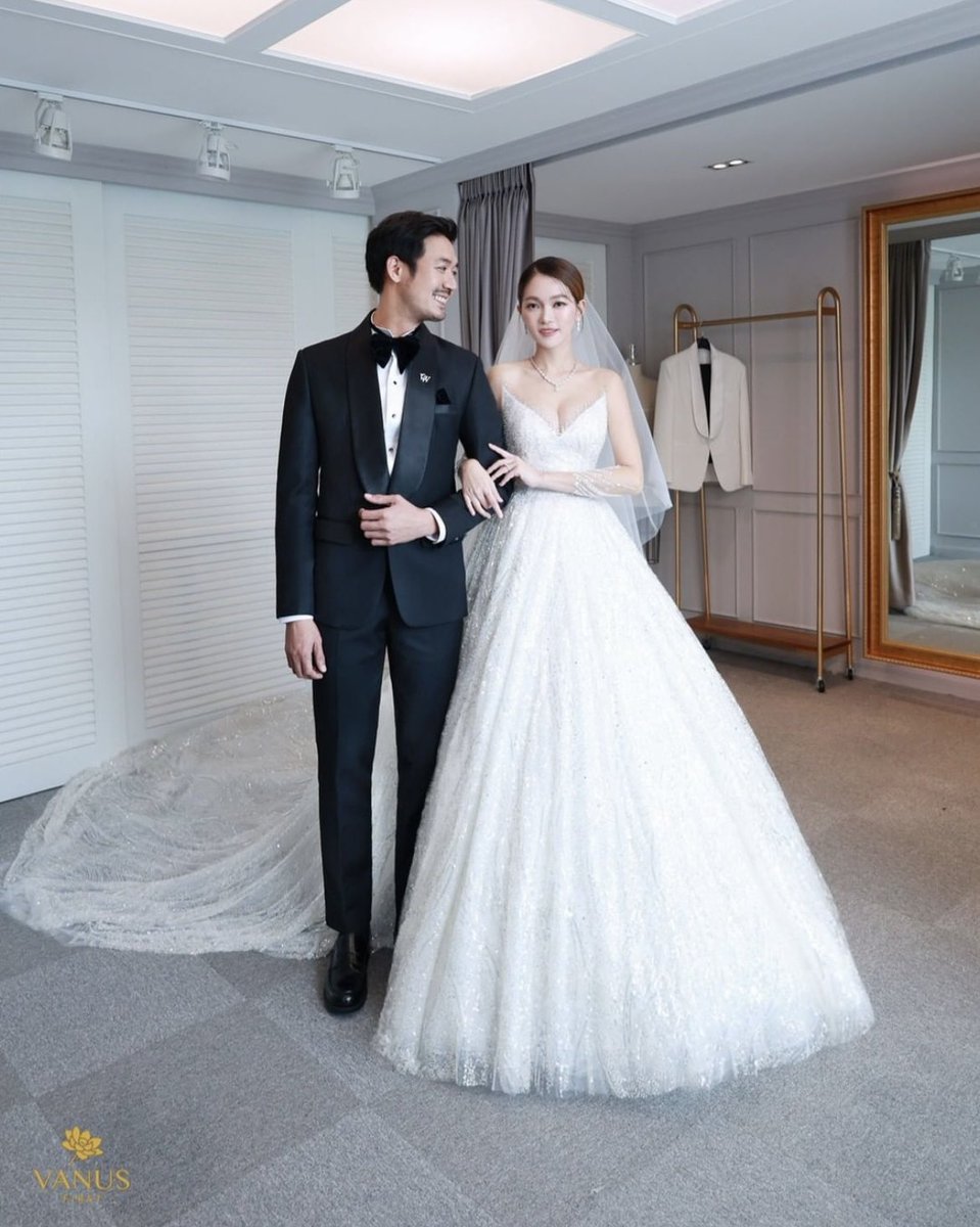 Darleneluvu1's tweet photo. เอาตรงๆนะมึงว่าถ้าพี่เวียร์คบซ้อนจริงมันต้องมีข่าววงในและคนในวงการต้องด่าละ แต่นี่นข.รู้ว่าพี่เวียร์เลิกบล.แต่เขาก็ปิดข่าวรอทั้งคู่ออกมาประกาศเอง เพราะฉะนั้นตั้งสติและหยุดมองโลกเพียงด้านเดียว

//ยินดีกับเฮียนะคะ หน้าเฮียดูแฮปปี้มากเจ้าสาวสวยมาก
#เวียร์ศุกลวัฒน์
#เวียร์วิกกี้ https://t.co/mn7QtCVzP2