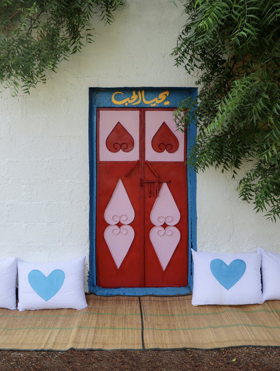 شفت هذا الباب في مزرعتنا و قررت اصبغه💓✨