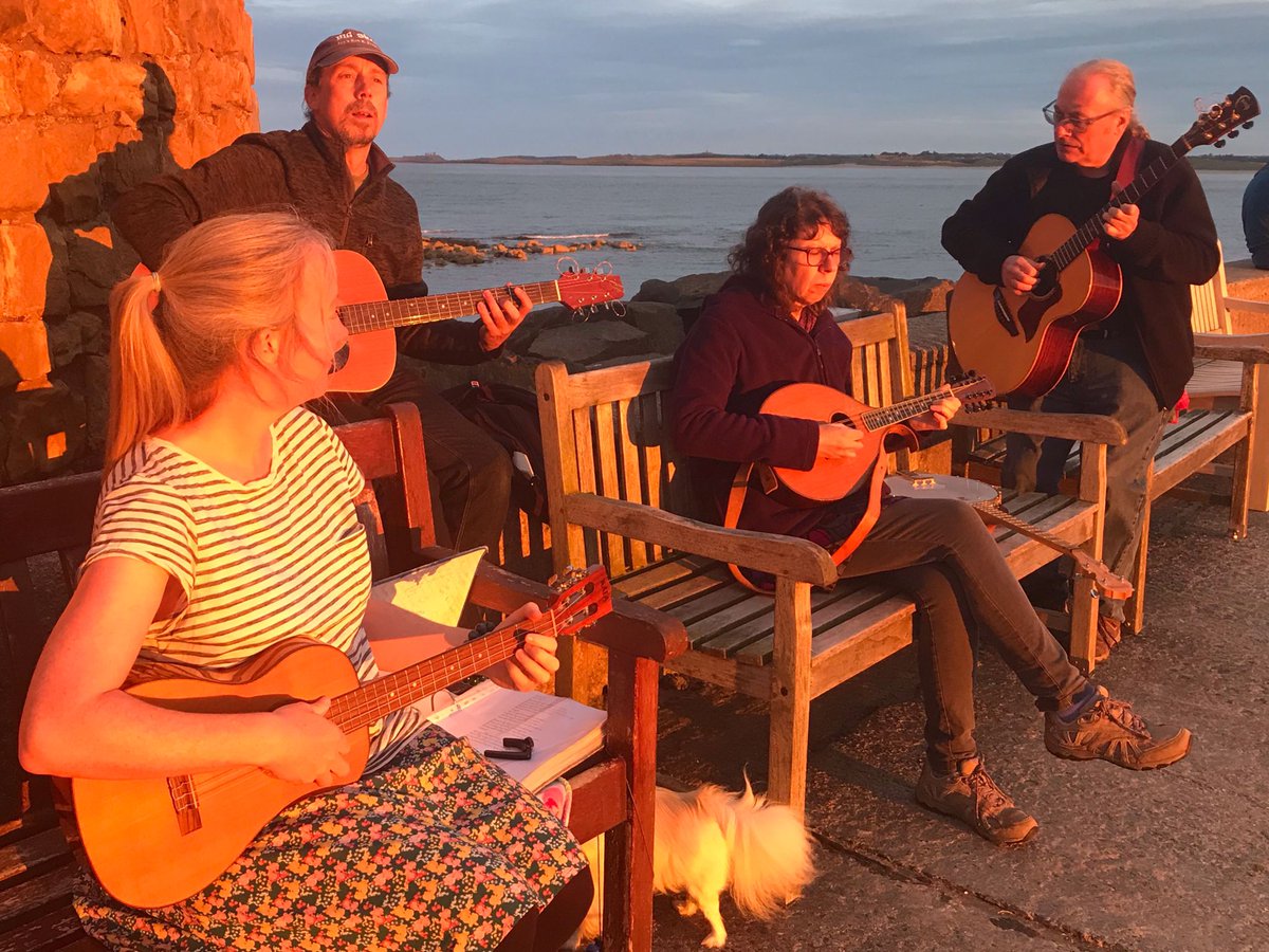 BuskersNE's tweet photo. Songs and tunes, with a stunning sunset. #Northumberland #Sunset #Beadnell #BuskingIt #Seahouses https://t.co/HvSuQy2q0C