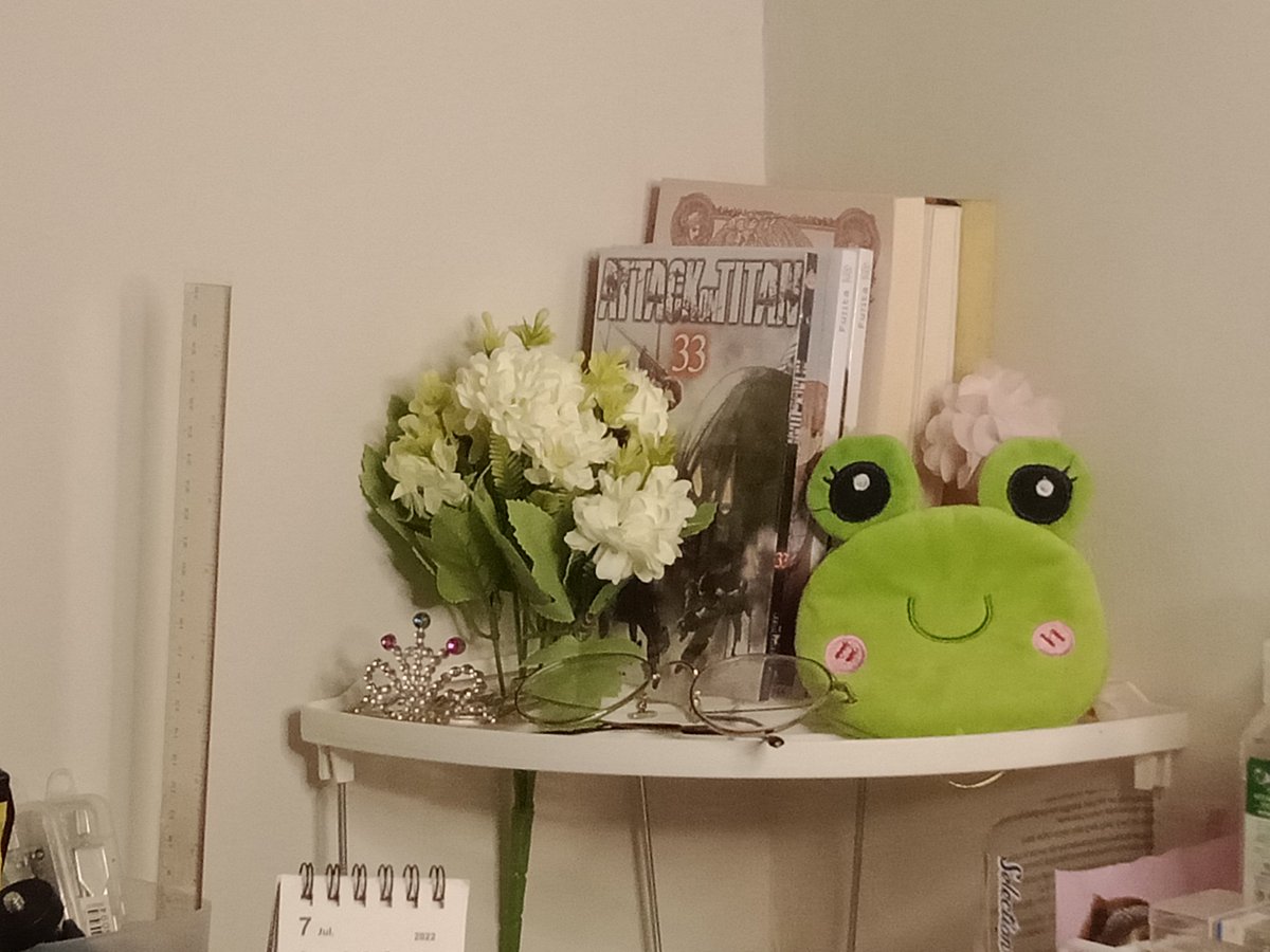 edit_ppt's tweet image. Hari ini dah selese beresin kamar sama meja belajar, abis ini rencana bikin hanging desk buat buku-buku sama pigora foto keluarga