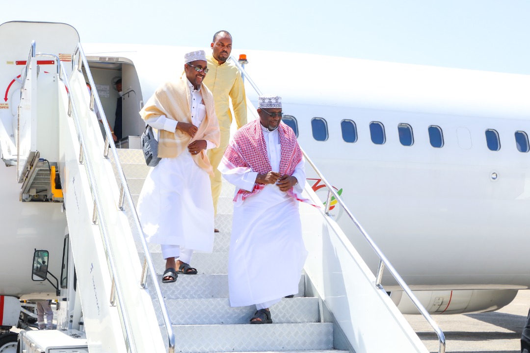 AadanMadobe's tweet photo. Waxaan Maaanta dib ugu soo laabanay dalka aniga iyo wafdigii Ila socday kadib Safar aan Ku joognay dalka Sacuudi carabiya gudashada waajibaadka xajka.

Alle ha inaga aqbalo acmaaashii wanaagsaneed ee xajka, sidoo kale dalkeenna ka gudbiyo xaaladaha adag ee abaaraha &amp; amni xumada. https://t.co/qNWn9PMVS3