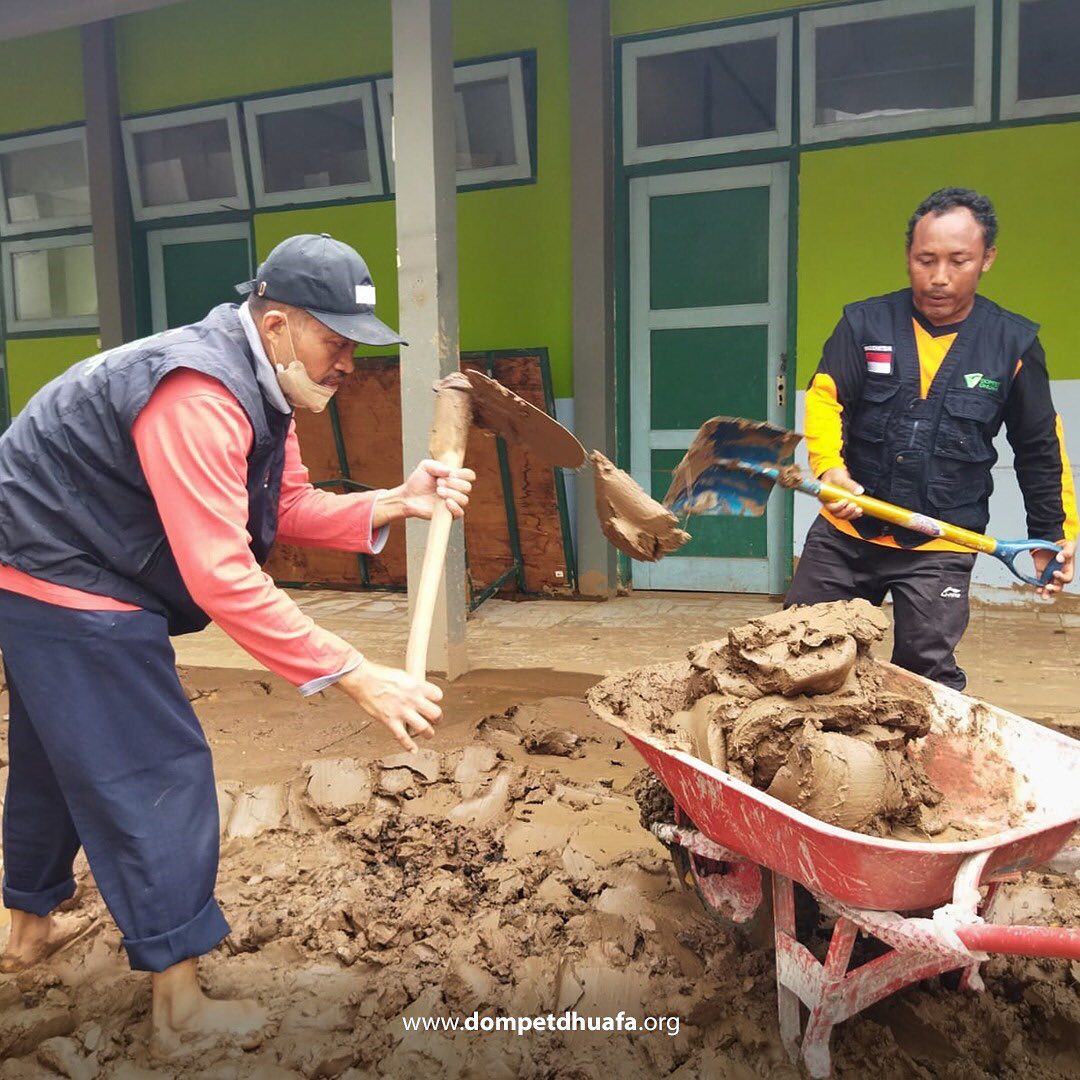 dompetdhuafaorg's tweet photo. 2. Pasca banjir tersebut, tim Disaster Management (DMC) Dompet Dhuafa @DMCDompetDhuafa dan @ddjateng menurunkan tim untuk melakukan pembersihan pasca banjir. Aktivitas membersihkan lumpur ini dilakukan di Desa Bulumanis Kidul, Pati bersama dengan warga. https://t.co/jsiY9sfZ6w