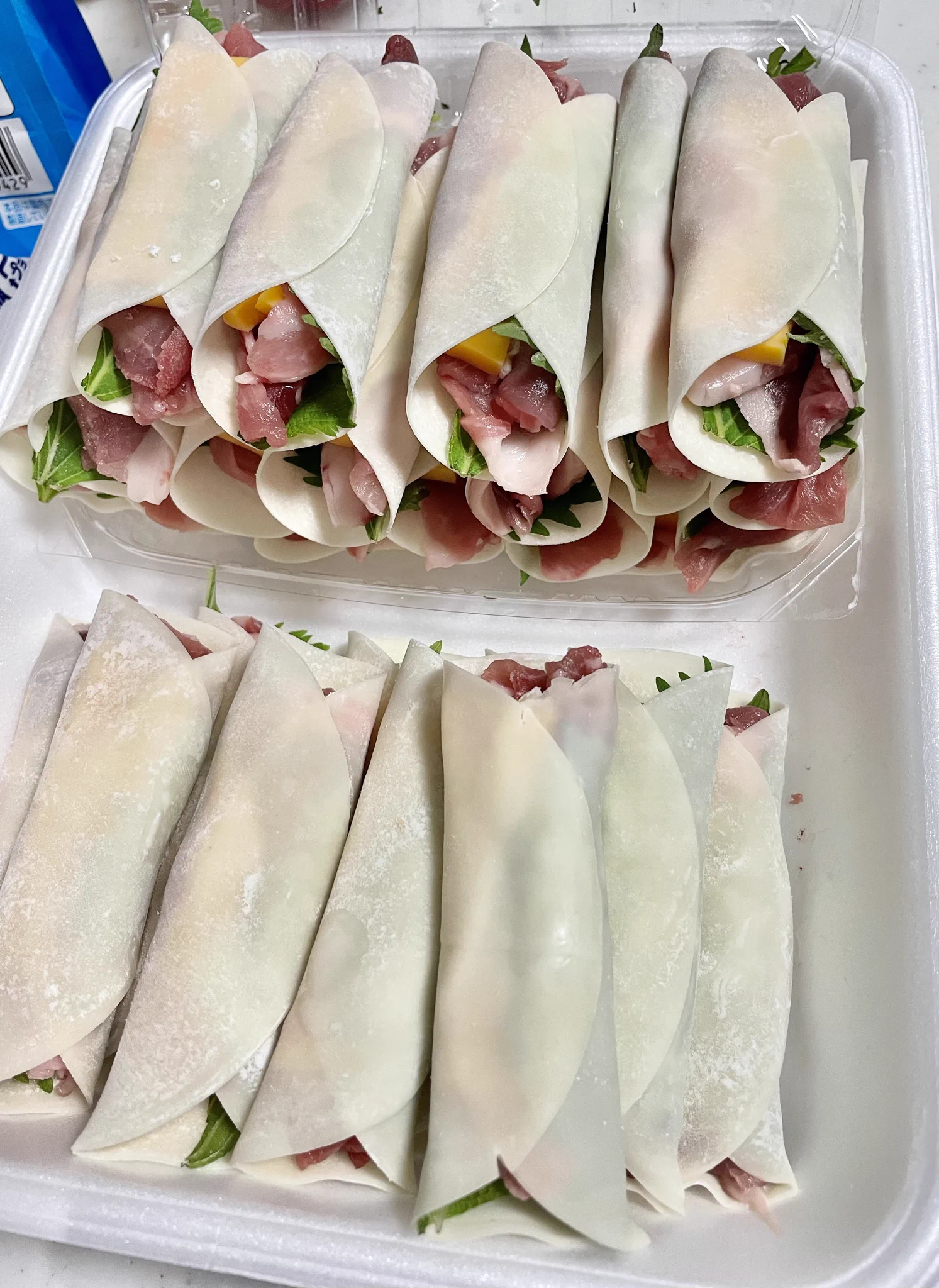 これうま！！手で巻く系の料理とか数年ぶりにやった！
一気に30個も作った……何故なら餃子の皮が30枚入りだったから笑
揚げなかった分は冷凍保存。作り置きできるのはいいね！✨  