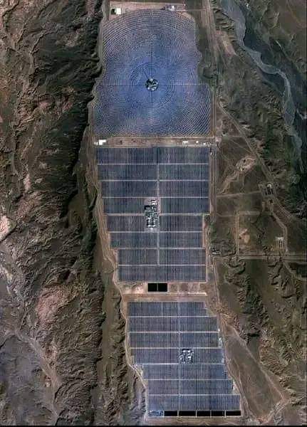 The world's largest concentrated solar power plant, Ouarzazate Solar Power Station in Morocco 🇲🇦🔋⚡. It has the capacity to produce 580 MW of electricity, and covers over 3,000 hectares (the size of 3,500 football fields). It was constructed at a cost of $2.5 billion.