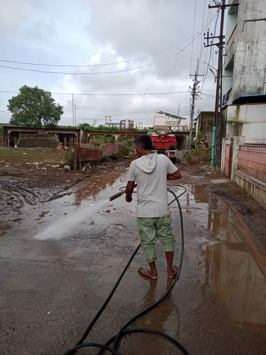 NavsariNp's tweet photo. નવસારી વિજલપોર નગરપાલિકા દ્વારા આજરોજ પ્રાથમિક શાળાઓ તેમજ રસ્તાની સફાઈ ટેન્કર દ્વારા કરવામાં આવી. https://t.co/r9DbtdchSI