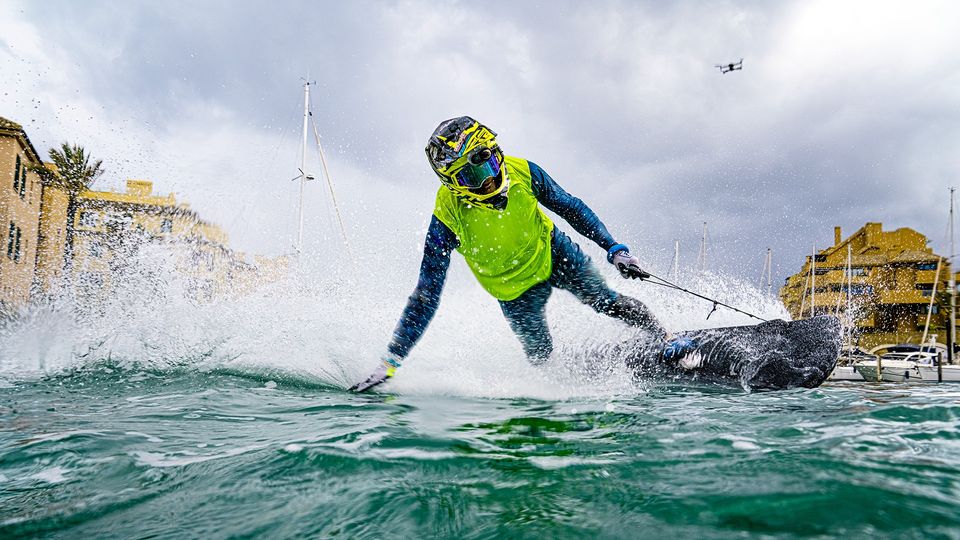 WaveSharkJP's tweet image. #WaveShark Jetboard 2
世界最速のモーター付きサーフボード.

詳しくは：waveshark.com/jp/product/jet…