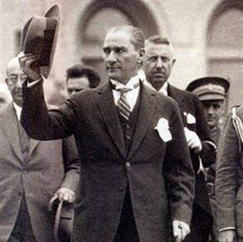 1283MKemal1881's tweet photo. "Halâ hakkında yeni şeyler öğreniyorum,  hayretim ve hayranlığım arttıkça artıyor." 
Dünya tarihi bir sıfatın sadece Mustafa Kemal’e verildiğini yazar...
Dünyada O'ndan başka hiçbir liderin alamadığı bir sıfattır bu...
Hangi sıfat mı? https://t.co/FH7nxyMT3s