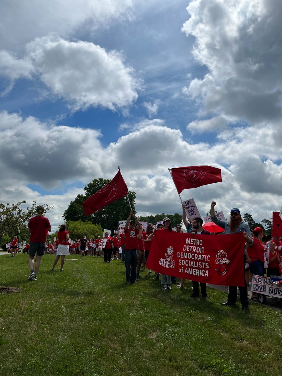 detroitdsa's tweet photo. The right is flexing and corporate Democrats are asleep at the wheel, but ordinary people across MI are rising UP! 
Yesterday DSA was out with thousands of nurses at the #umpncPicket, and we hosted a YUGE Dearborn youth canvass for @RashidaTlaib!
LFG we've got a 🌎 to win! https://t.co/xyJRd3IksP