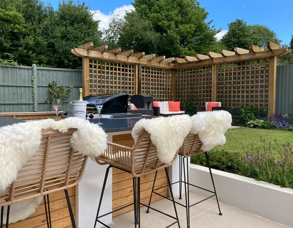 jongowergarden1's tweet photo. A revisit to this garden near Cambridge we built last Autumn. It's certainly being well used, making the most of the bespoke bar and BBQ area, as well as the multi-level space with separate dining and seating areas. #gardendesignessex #gardendesignsuffolk #luxurygarden https://t.co/NpPabDDHZc