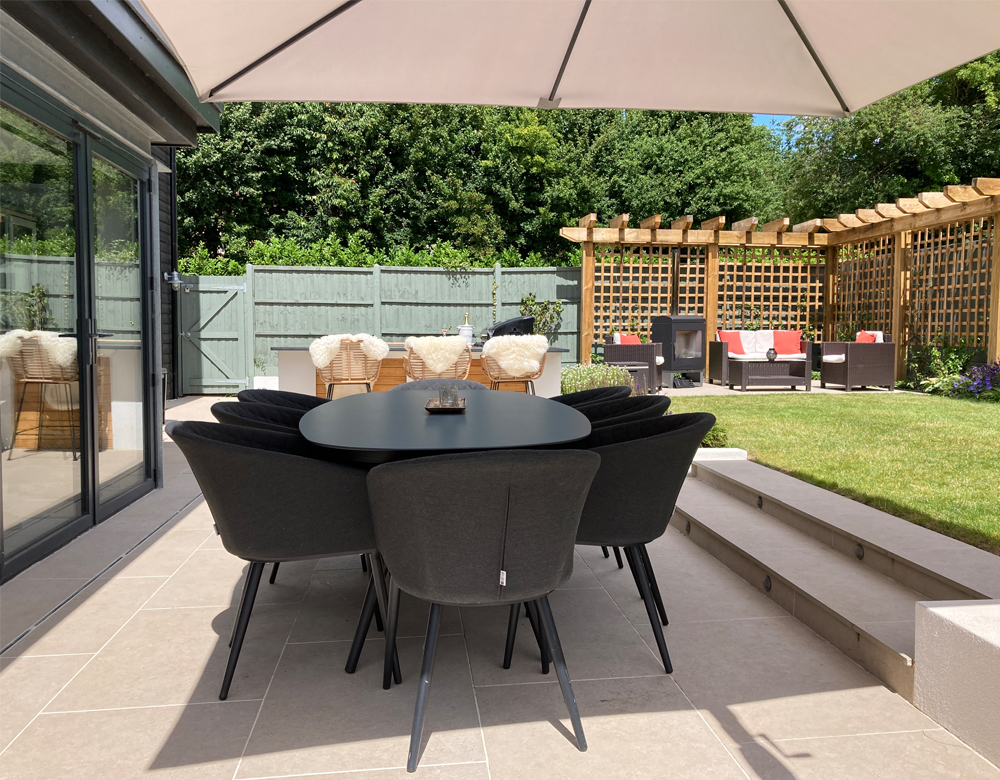 jongowergarden1's tweet photo. A revisit to this garden near Cambridge we built last Autumn. It's certainly being well used, making the most of the bespoke bar and BBQ area, as well as the multi-level space with separate dining and seating areas. #gardendesignessex #gardendesignsuffolk #luxurygarden https://t.co/NpPabDDHZc