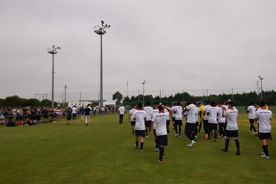 CabineSport's tweet photo. Hoje, cerca de 800 adeptos varzinistas estiveram presentes no treino do Varzim. Incrível! 👏 https://t.co/VNJnbUijzI
