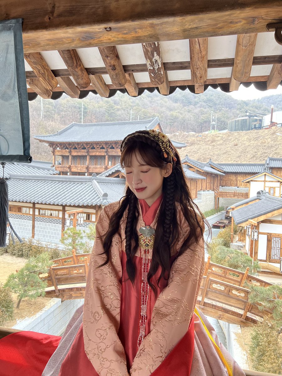 8_OHMYGIRL's tweet photo. [#OHMYAir] 일요일의 마무리! 아린이와 함께하세요🥰 잠시 후 9시 10분, 'tvN 환혼' 에 #아린 이 출연합니다❤ 초연이 보며 행복한 일요일 밤 보내세요✨

#오마이걸 #OHMYGIRL #OMG https://t.co/a7thwhmdXw