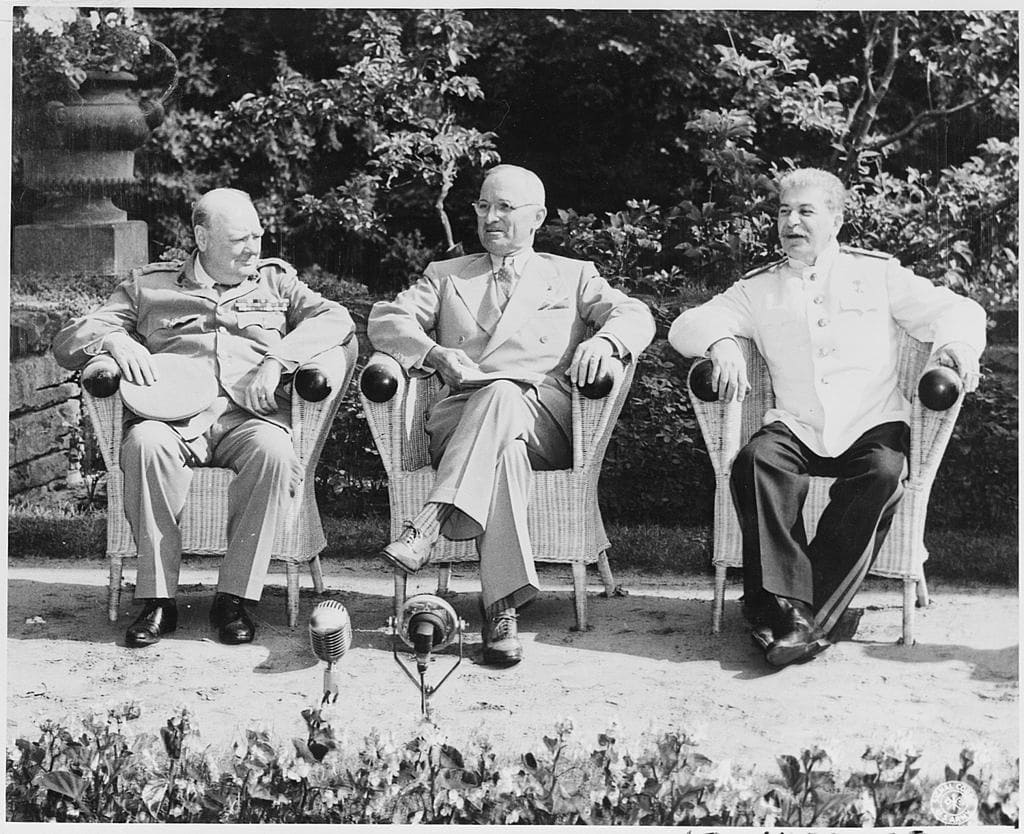 #otd 17 July 1945 – World War II: The main three leaders of the Allied nations, Winston Churchill, Harry S. Truman & Joseph Stalin, meet in the German city of Potsdam to decide the future of a defeated Germany.

#secondworldwar #winstonChurchill #harrysTruman #josephStalin