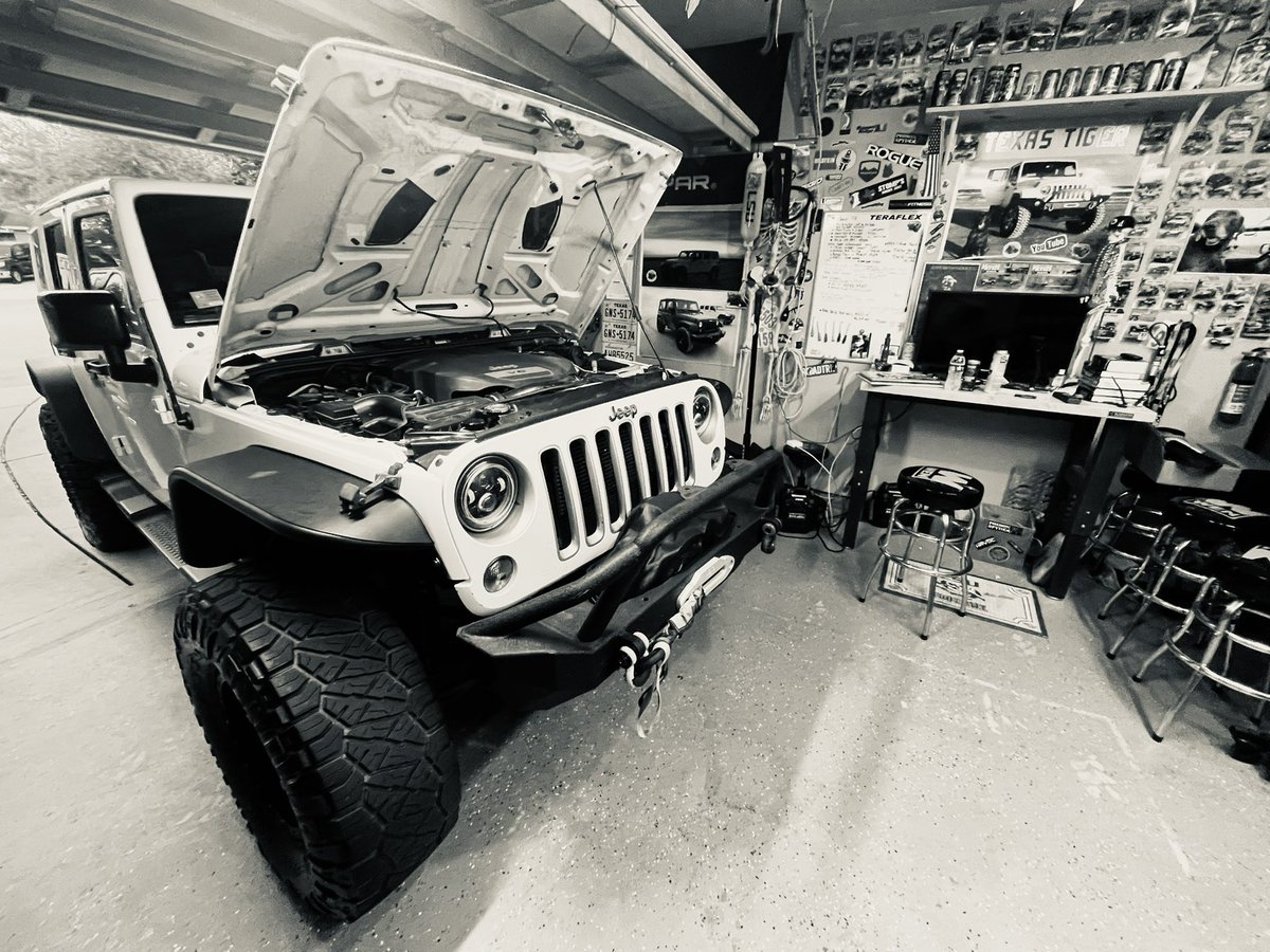 JohnsJeepGarage's tweet image. How do you start your Sunday morning? I start with @blckriflecoffee with a cold can or at hot brew. I am loving the Espresso Mocha! #jeeplife #garageproblems