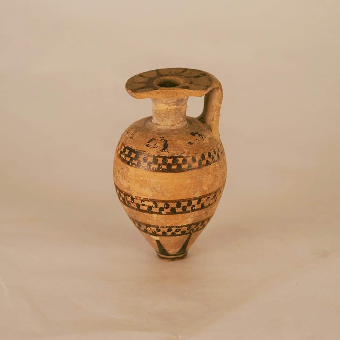 GarstangMuseum's tweet photo. Our #ObjectoftheDay is this #ancientGreek #aryballos painted black and brown on white background. This type of vessel was used for #Perfume or #Oil, and it is often seen in vase #paintings being used by #athletes during bathing. 

C.624

 #bathtime🛁 
#Museum https://t.co/gXomqjxIVF