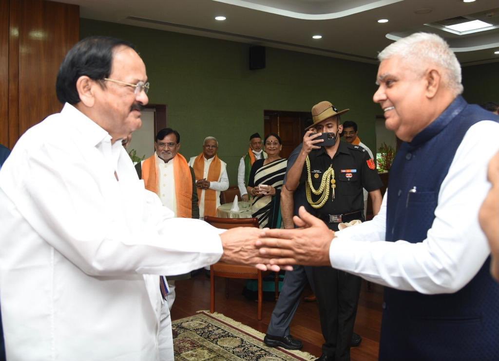 JagathKrishnaIN's tweet photo. One pic describes many words!
💪🏻🧡🚩
#GoldenMovement #VenkaiahNaidu https://t.co/lCqaif1b5l