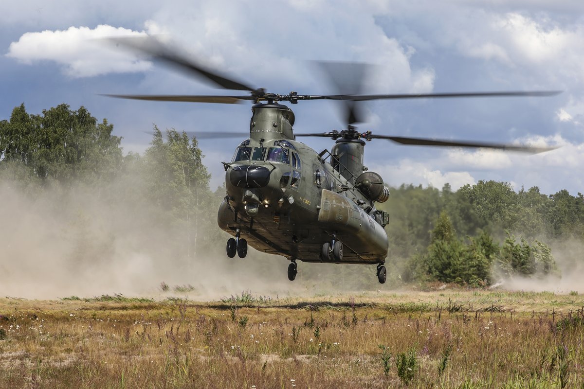 DefenceHQ's tweet photo. 📸 @RoyalAirForce Chinooks are moving British Army Troops to Finland to exercise with the Finnish Army this summer.

The summer exercise period is an opportunity for both Forces to work alongside one another whilst strengthening the defensive integrity of the Baltic Region. 🇫🇮🇬🇧 https://t.co/31lTw6LCR5