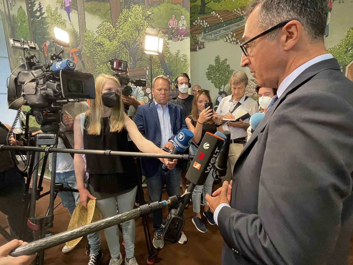 joycemoewius's tweet photo. Auf der #Interforst wird klar: damit die #Wälder eine Zukunft haben, braucht es einen nachhaltigen #Waldumbau. @cem_oezdemir fokussiert genau darauf mit seiner Politik des @bmel 🌳 🌲
#forst #wald #Waldbraende https://t.co/27fWTETVuc