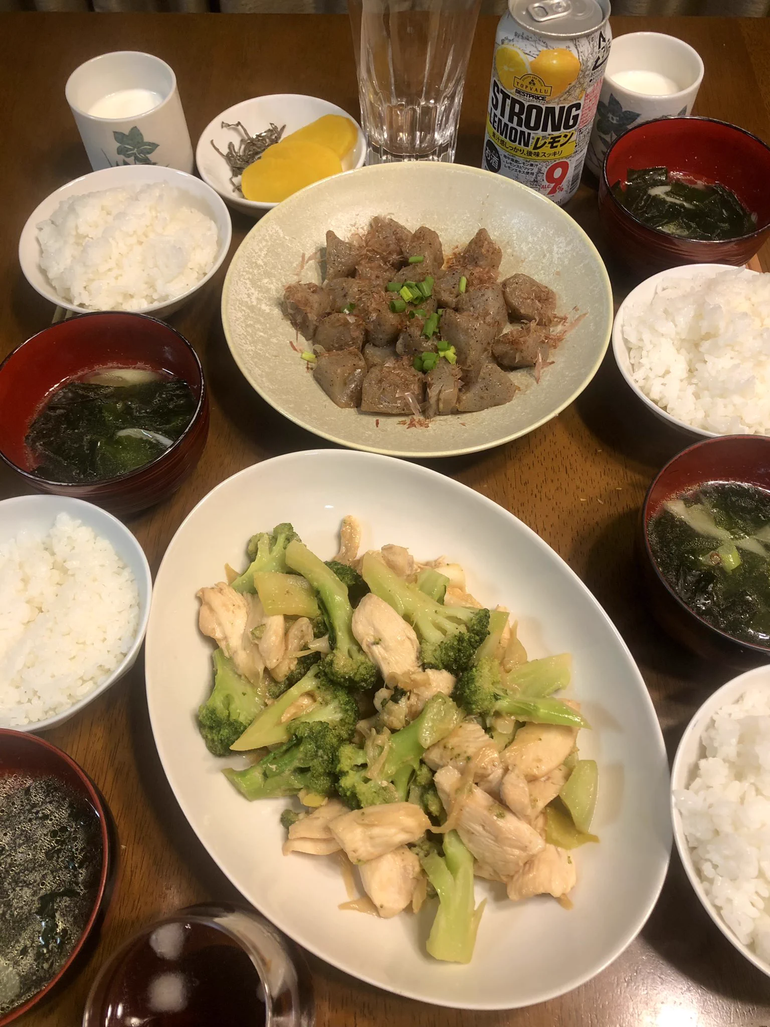 鶏ブロッコリーの味噌炒め、かみなりこんにゃく、リュウジさんのわかめスープ。わかめスープうまい。ただし、かなりニンニクなので翌日注意。  