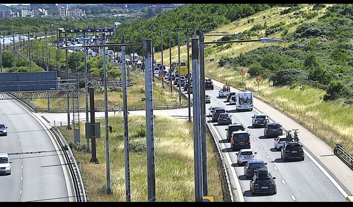 brodirektor's tweet photo. Aldrig har så många fordon kört över bron som lördagen den 16 juli 2022. 

32.509 passager d v s nytt rekord #detsombinderossammen 🇩🇰🇸🇪 @oresundsbron https://t.co/ZVxGEgqipn