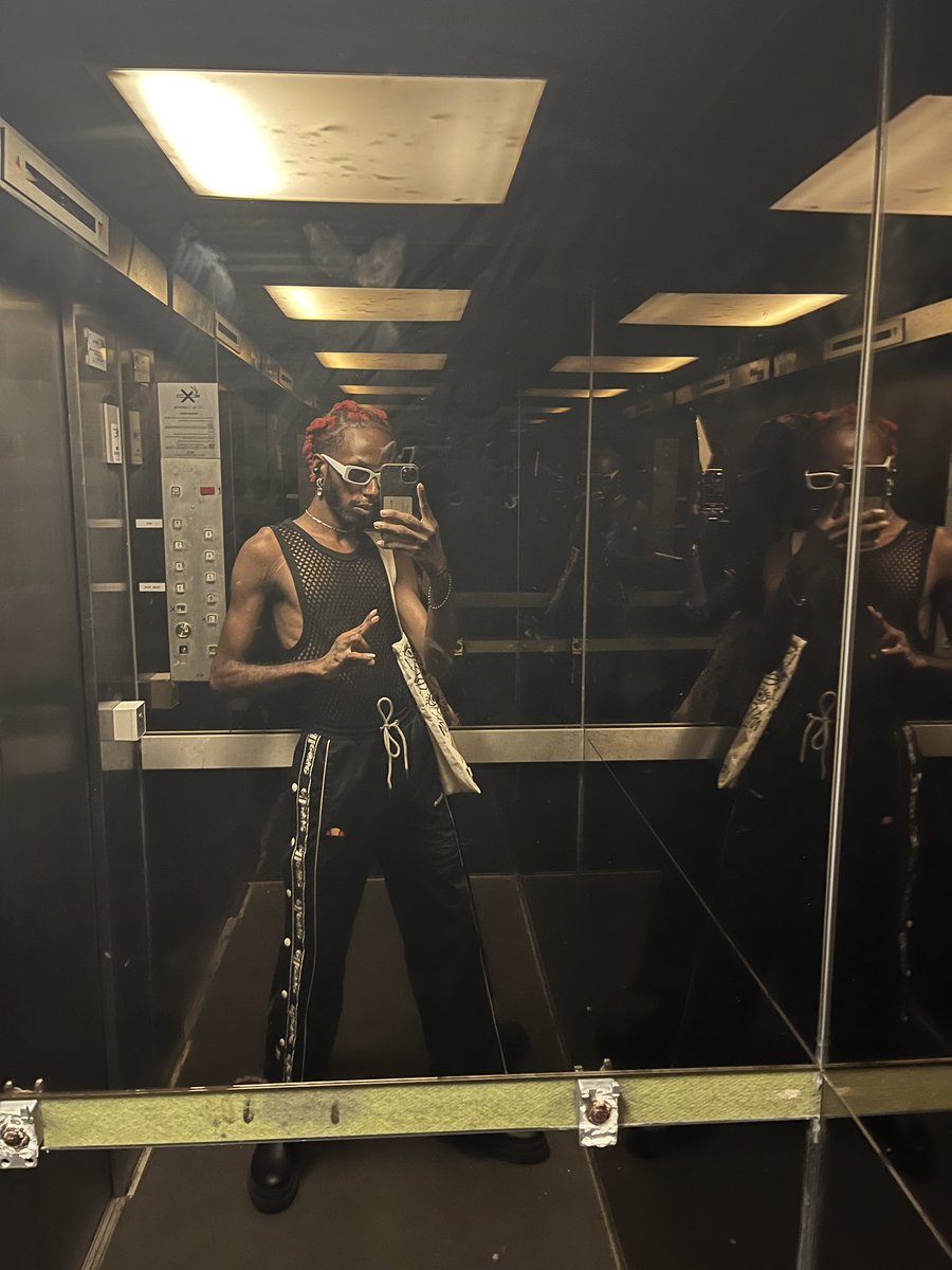 blvckroyaltea's tweet photo. Outfit drop https://t.co/uzXjM9byhd