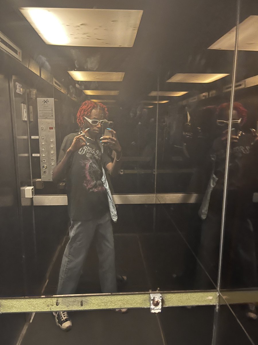 blvckroyaltea's tweet photo. Outfit drop https://t.co/uzXjM9byhd