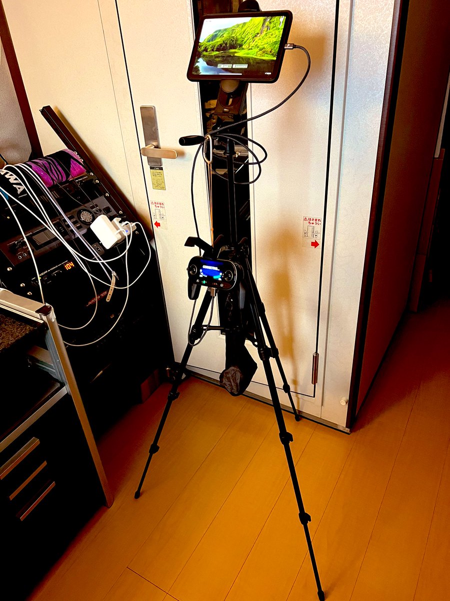 sky_log_studio's tweet photo. EVO2の新コックピット🚁
もう首からぶら下げない!
輪ゴムで反重力を手に入れた!
#EVO2 #EVO2PRO #autelrobotics #autel #コックピット #百均 #輪ゴム https://t.co/qjheaIEwxG