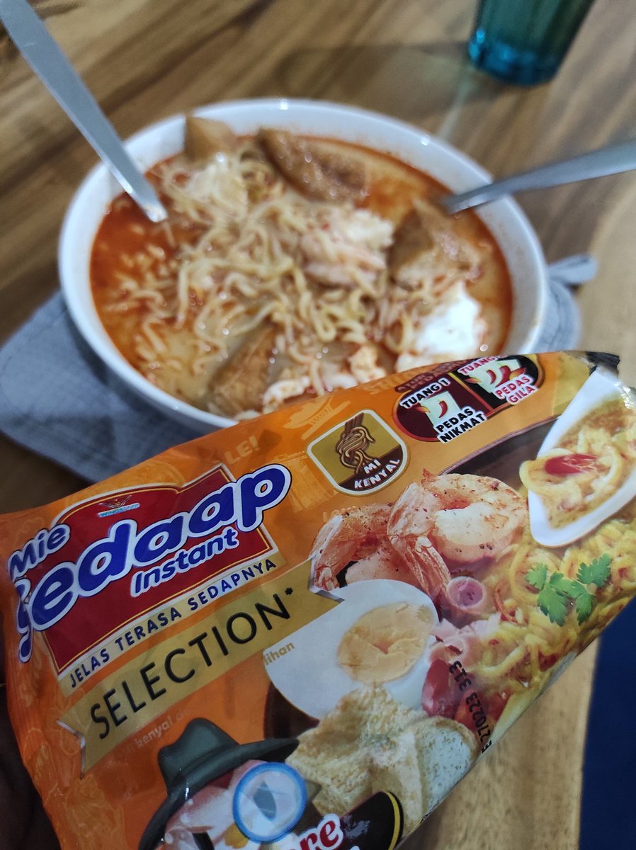 art_manus's tweet photo. Mie (paling) sedaap saat ini. Tambain telor, tahu, udang, toge.. juara bgt! 🤤👍👏Terima kasih utk tim penemu mie sedap singapore spicy laksa ini 🙏 #miesedaap https://t.co/1sy8c8tPh5