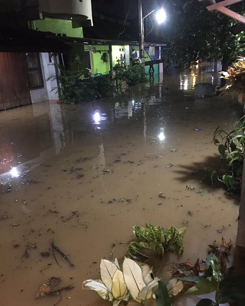 nawangwsp's tweet photo. akan tetapi jika bendungan tsb jebol alirannya akan mengalir dan menyebabkan Banjir ke wilayah Depok terkhusus perumahan saya Komplek Bukit Sawangan Indah (BSI). Bendungan tsb menjadi akar masalah sejak tahun 2020 https://t.co/FH1zCKQUxS