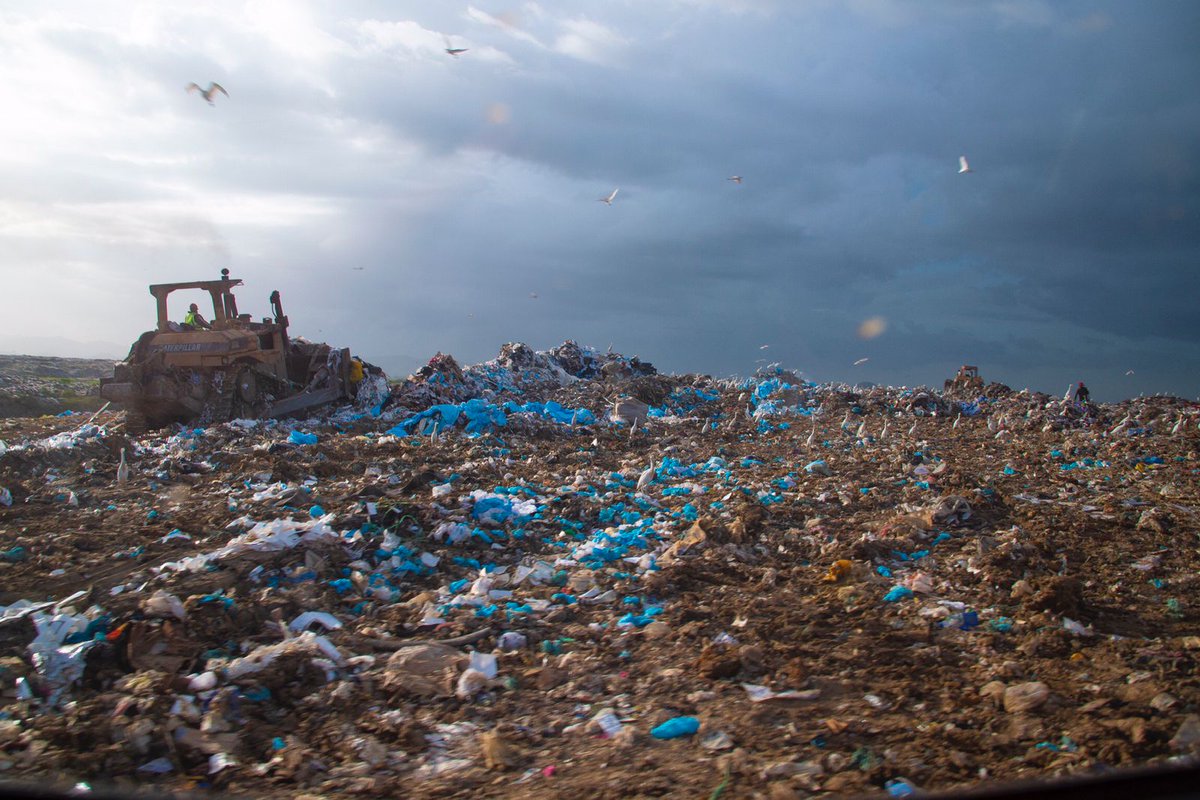Ayer hice un recorrido por varios puntos de interes para el Ministerio de Medio Ambiente y Recursos Naturales. Concluí con una reunión en Duquesa para informarme de la situación y posibles soluciones