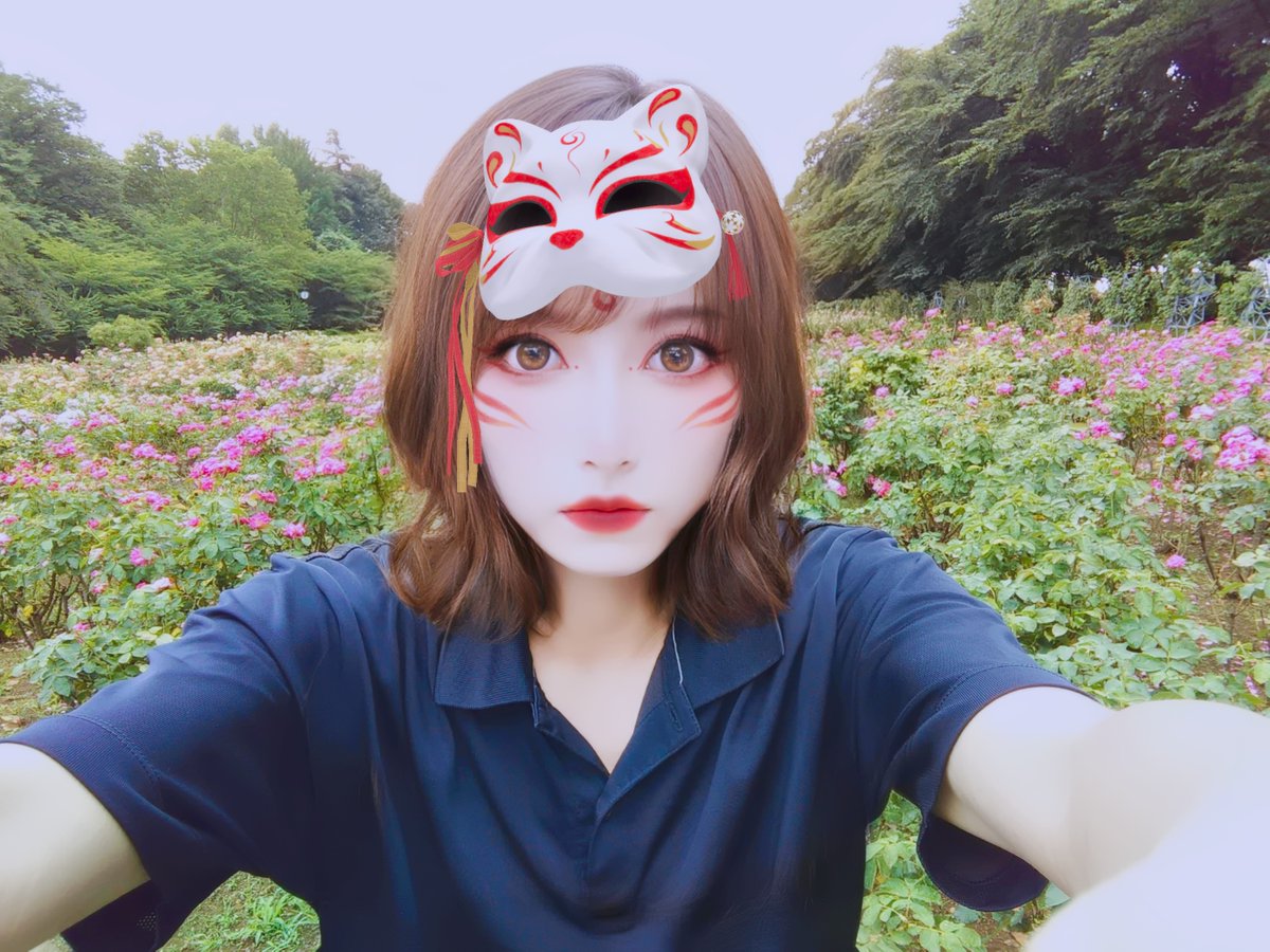 roger1roger1's tweet photo. 土日は仕事で外回り。💦
与野公園バラ園で休憩した。🌹
薔薇の花は殆どしおれていた。
公園で自撮りをして、撮影写真加工カコジョ化。
アプリ4種類。
①バラ園背景。
②夏祭り風の白狐様＆お稲荷様メイク版スタンプ。
歌舞伎町系 地下アイドル 白狐様コンコン所属ｗ
#加工女子 
#カコジョ
#自撮り加工 https://t.co/VnPoHxhcHA