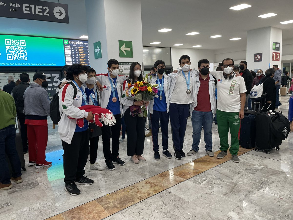 CDMXOMM's tweet image. Gran ovación al equipo olímpico de matemáticas que representó a México en la 63 Olimpiada Internacional de Matemáticas, Oslo 2022, a su llegada al @AICM_mx // gracias amigos de @CanalOnceTV por recibirlos! 🥈🥈🥉🥉🥉🥉 #SomosOlímpicos