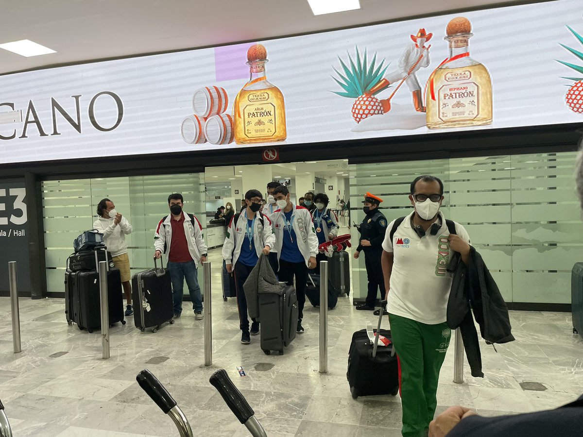 CDMXOMM's tweet image. Gran ovación al equipo olímpico de matemáticas que representó a México en la 63 Olimpiada Internacional de Matemáticas, Oslo 2022, a su llegada al @AICM_mx // gracias amigos de @CanalOnceTV por recibirlos! 🥈🥈🥉🥉🥉🥉 #SomosOlímpicos
