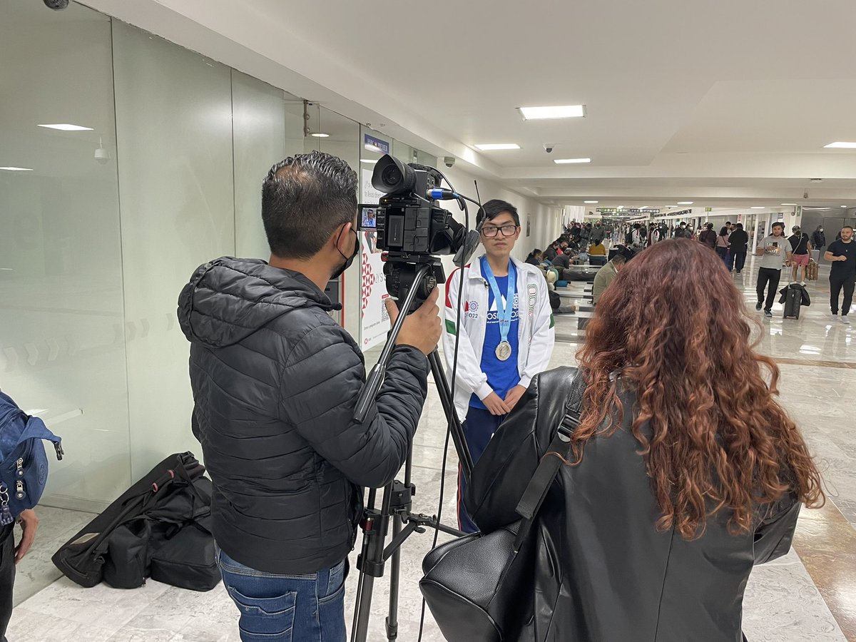 CDMXOMM's tweet image. Gran ovación al equipo olímpico de matemáticas que representó a México en la 63 Olimpiada Internacional de Matemáticas, Oslo 2022, a su llegada al @AICM_mx // gracias amigos de @CanalOnceTV por recibirlos! 🥈🥈🥉🥉🥉🥉 #SomosOlímpicos