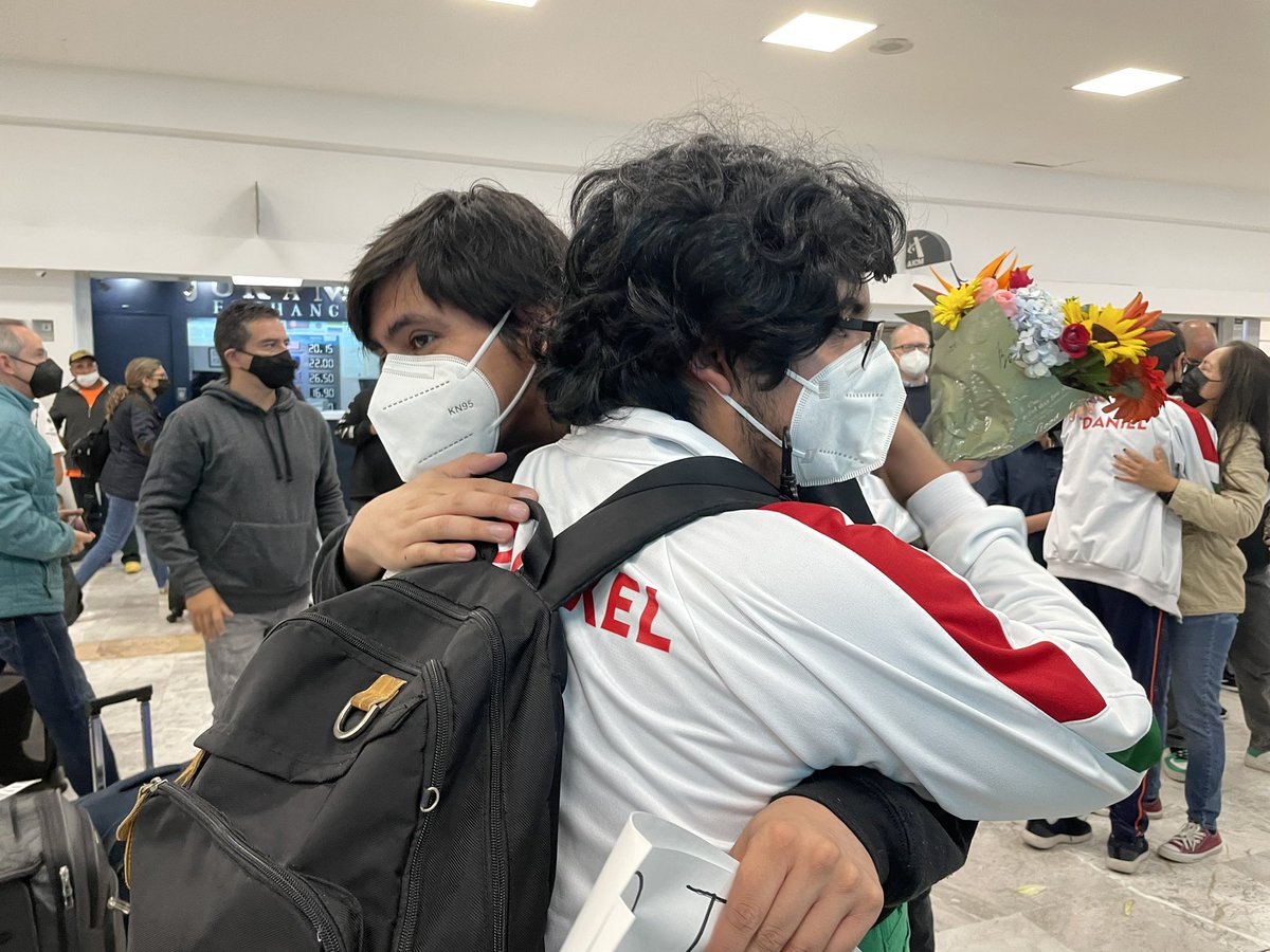 CDMXOMM's tweet image. Gran ovación al equipo olímpico de matemáticas que representó a México en la 63 Olimpiada Internacional de Matemáticas, Oslo 2022, a su llegada al @AICM_mx // gracias amigos de @CanalOnceTV por recibirlos! 🥈🥈🥉🥉🥉🥉 #SomosOlímpicos