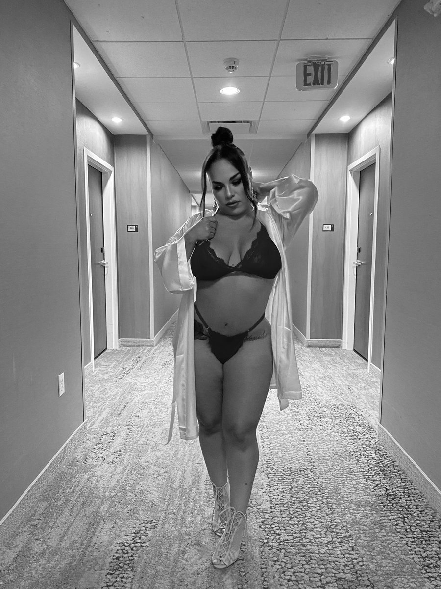vanessaostar's tweet photo. Good morning🖤#lingeriemodel #vody #curves https://t.co/N3zbOceH83