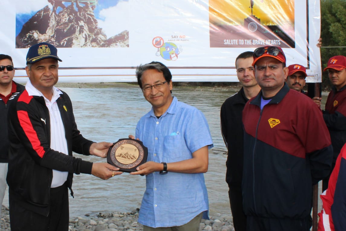 firefurycorps's tweet image. 'Cleanliness is Next to Godliness'

As part of ongoing #KargilVijayDiwas celebrations, Sura Soi Sappers alongwith Mr Sonam Wangchuk organised a cleanliness drive at Indus River

#saynotoplastic 
#cleanindus
#GreenLadakh
@adgpi 
@NorthernComd_IA 
@lg_ladakh 
@ANI 
@ddnewsladakh