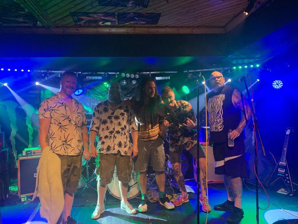 Last night was the biggest thunderdoss ever. Thanks to everyone who came to watch us and throw yourselves around the place like lunatics.
Big thanks to @rotundabrumpunx for helping us pull the lineup together, it was the best lineup we've played with.
Video spam incoming.