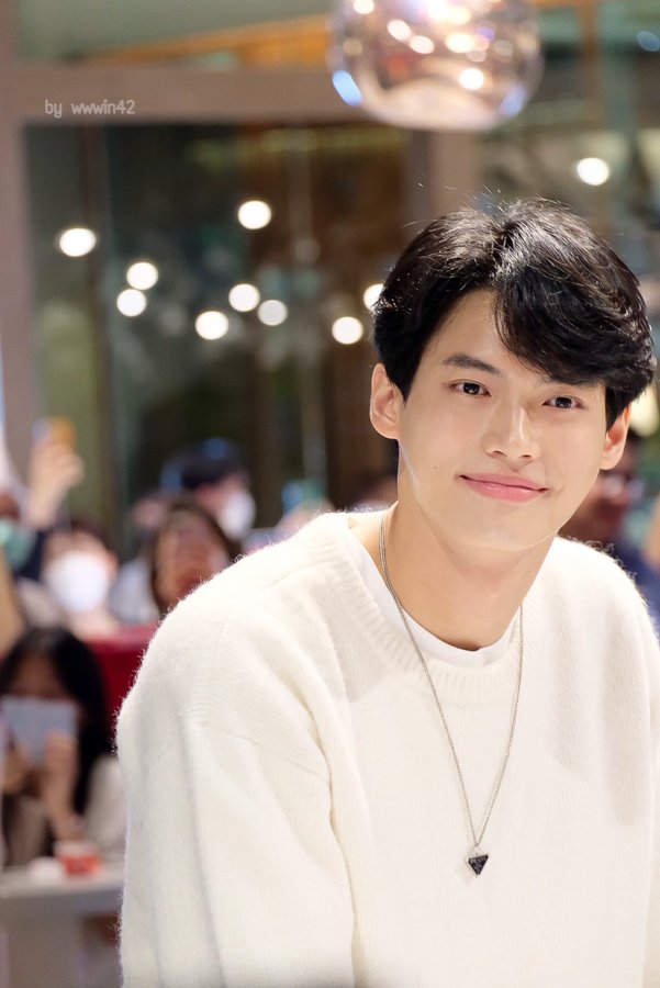 WinEngagement's tweet image. I know it's a bit impossible for me to meet you in person right now, but if everyone can, so can i. So please wait for me naka, Nong Win. I'll meet you and talk to you someday 😊

#SouriXVelatoPopupstore 
#winmetawin
@winmetawin