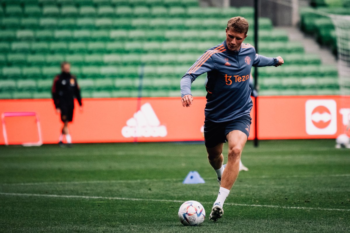 man_utd_views's tweet photo. Defender Will Fish trains with the squad after being called up for the tour in Australia. #MUFC #GGMU #WillFish #mutour #melbourne #Australia https://t.co/1p4IhxafRY
