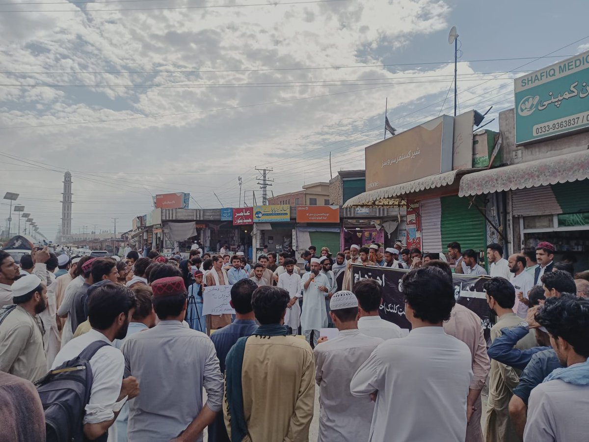 Shams_Afridi9's tweet photo. پی ٹی ایم خیبر کا تحصیل باڑہ میں پولیس کے 2 اہلکاروں کو شہید کرنا اور تیراہ میں اورنگزیب کو شہید کرنے اور روز ٹارگٹ کلنگ میں اضافہ کے حوالے سے باڑہ بازار خیبر چوک پر احتجاج شروع
@ManzoorPashteen
#PashtunDiscriminationInPakistan https://t.co/EVbYCMS2mF